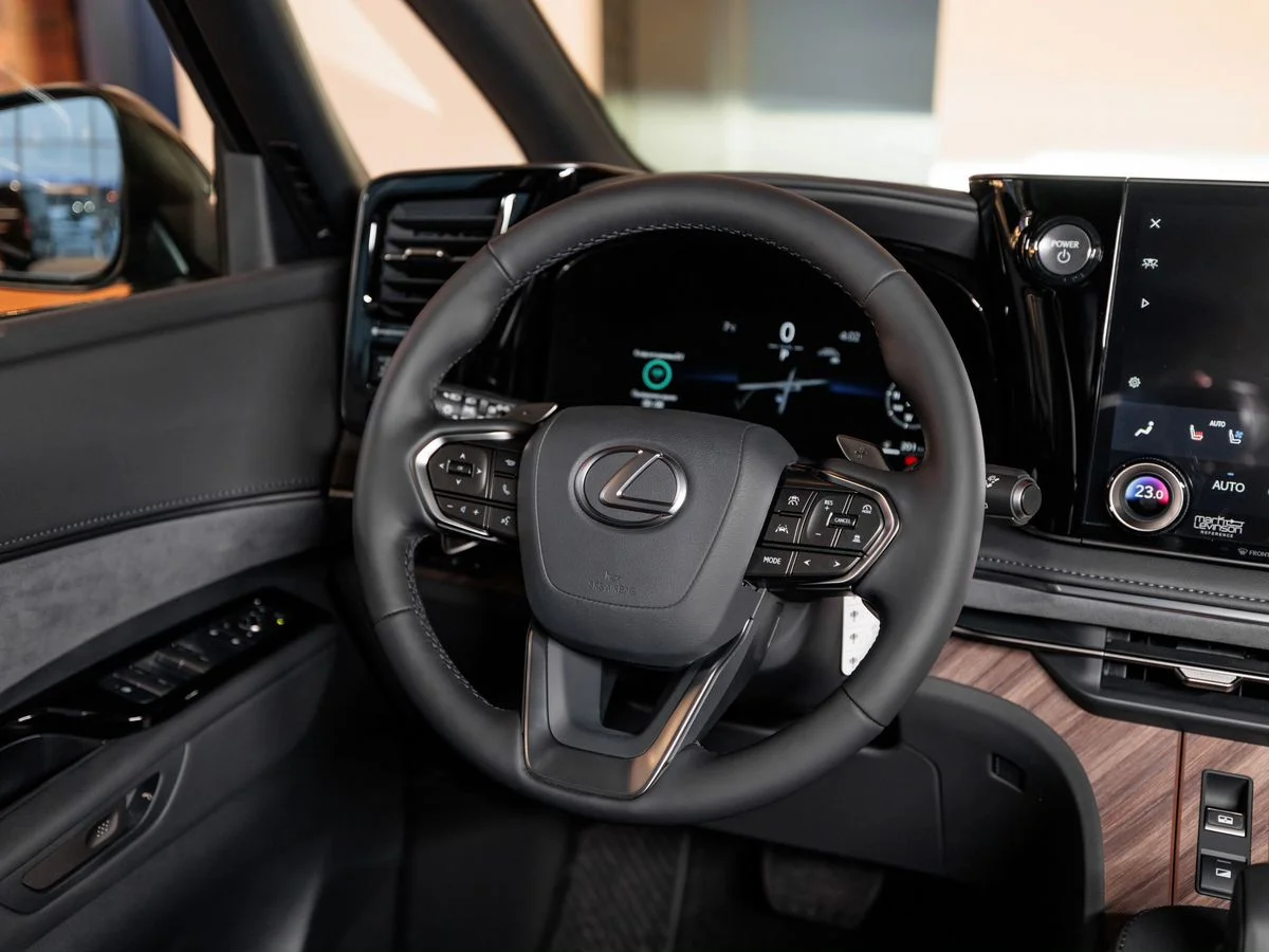 Lexus LM — фото 13