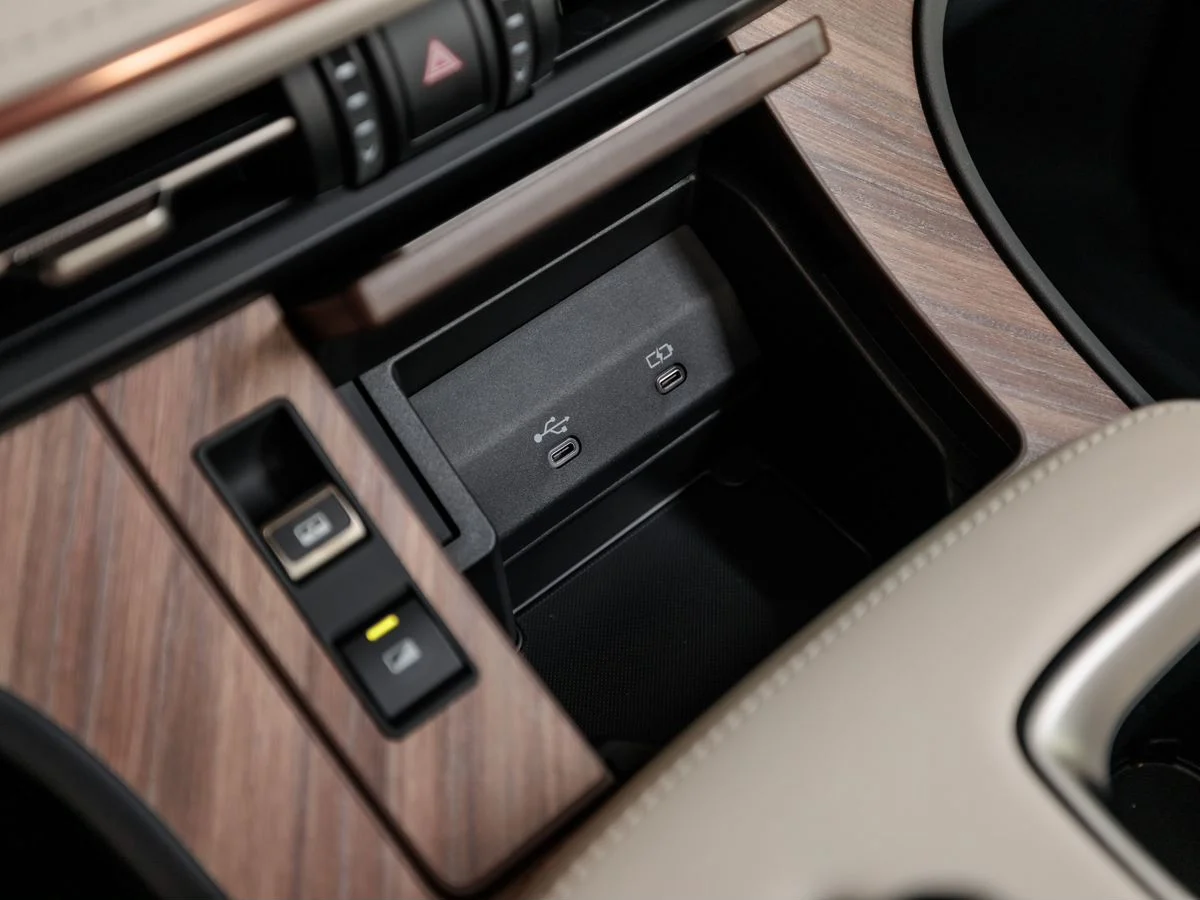 Lexus LM — фото 16